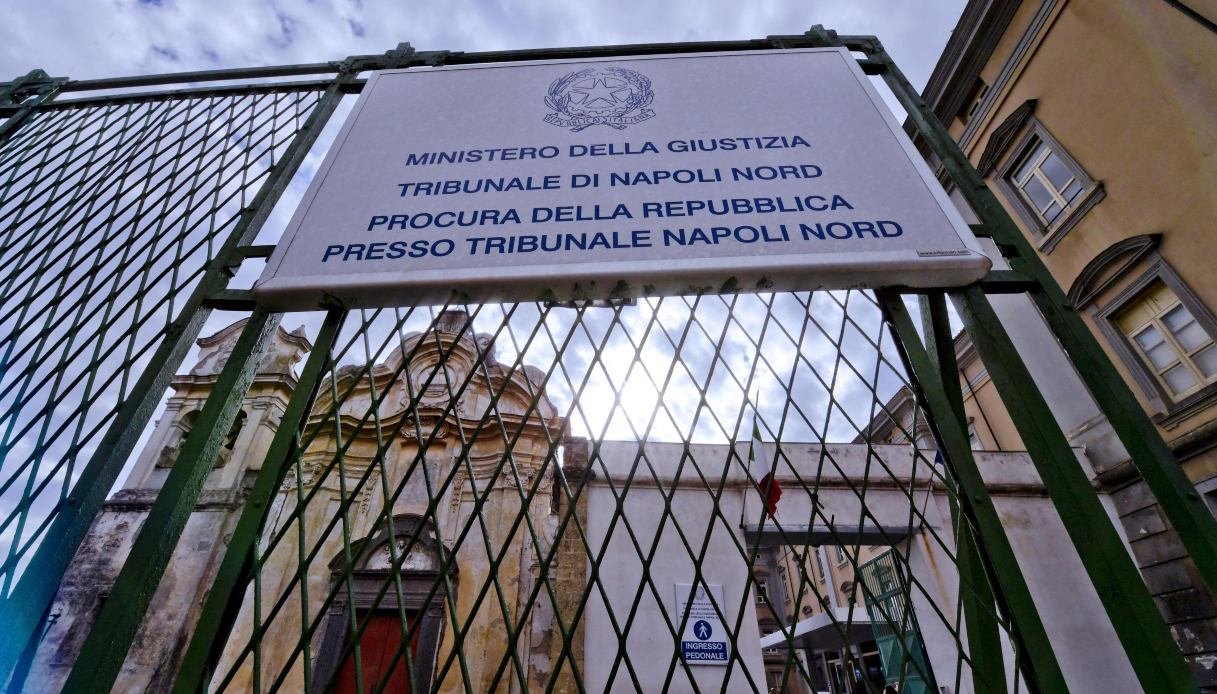 allenatore arrestato Napoli violenza sessuale scuola calcio