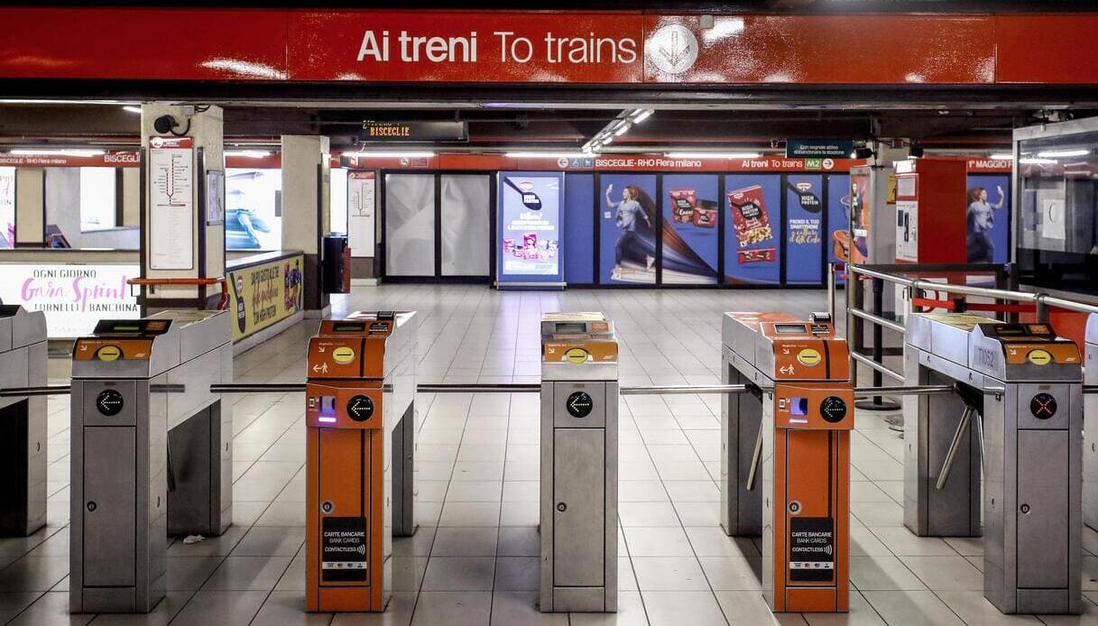 Ubriaco cade sui binari della metro a Milano: salvato dagli addetti Atm, 50enne miracolosamente illeso