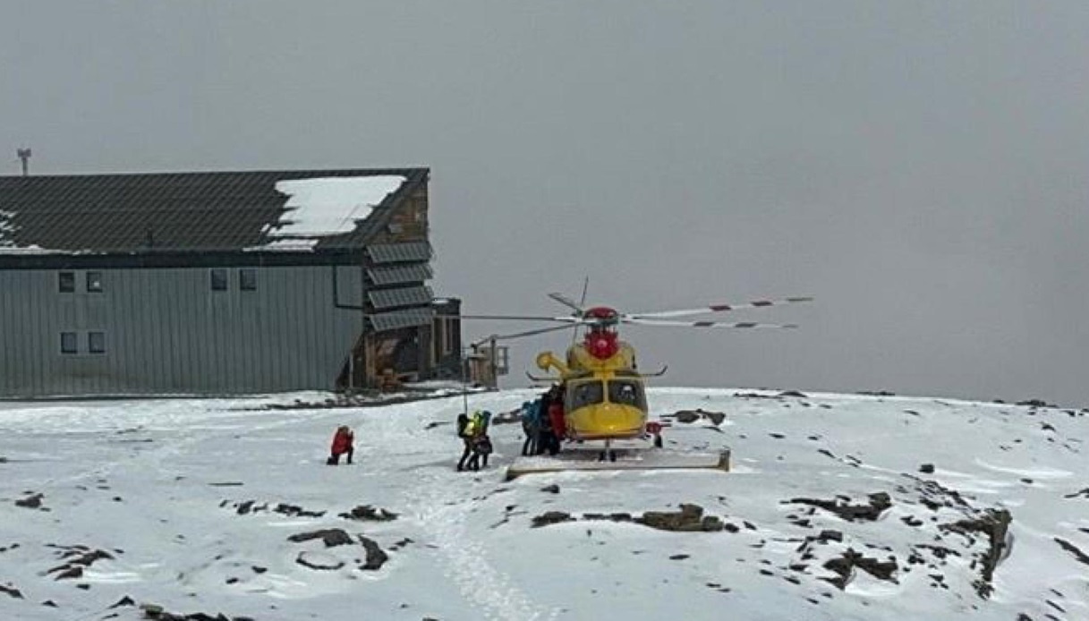 Cima Castore Monte Rosa alpinisti elicottero