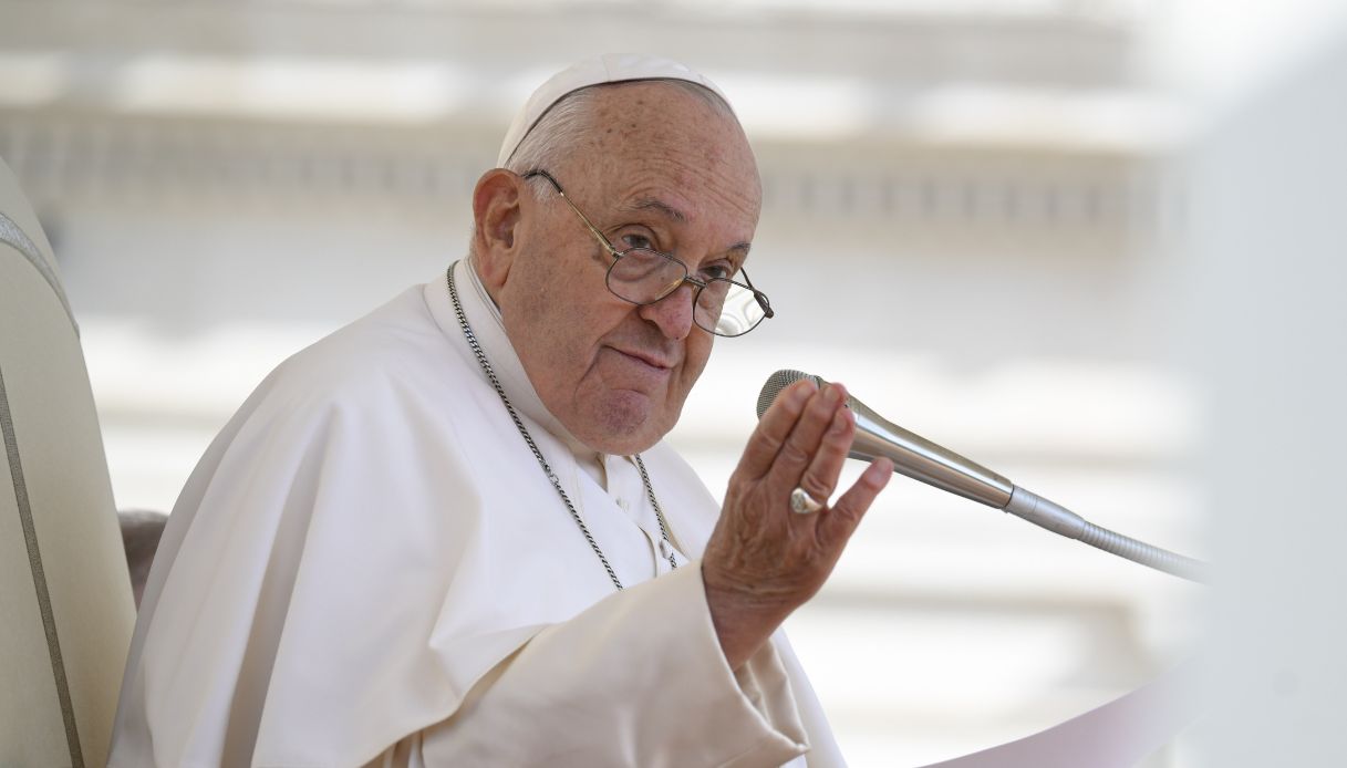 Vaticano in deficit, Papa Francesco chiede ai cardinali uno sforzo e attacca i ricchi: "Devono pagare di più"