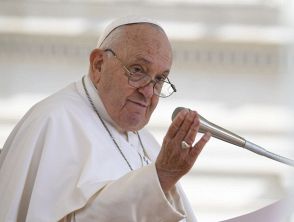 Vaticano in deficit, Papa Francesco chiede ai cardinali uno sforzo e attacca i ricchi: 