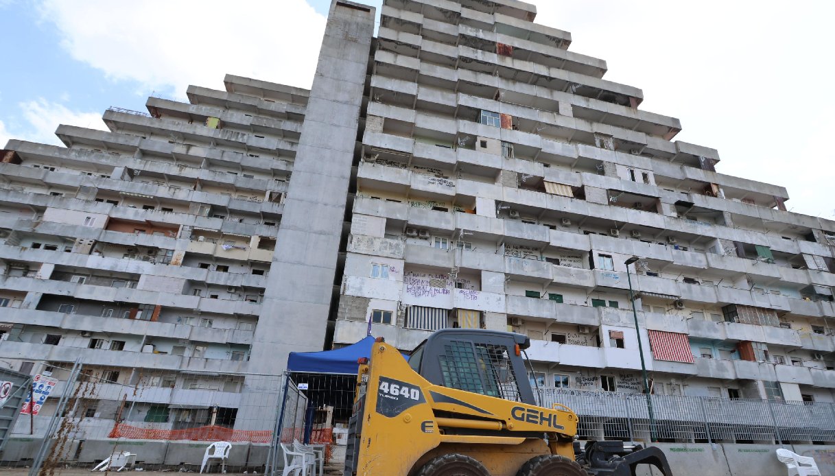 Sgombero urgente delle Vele di Scampia, il sindaco Manfredi firma l