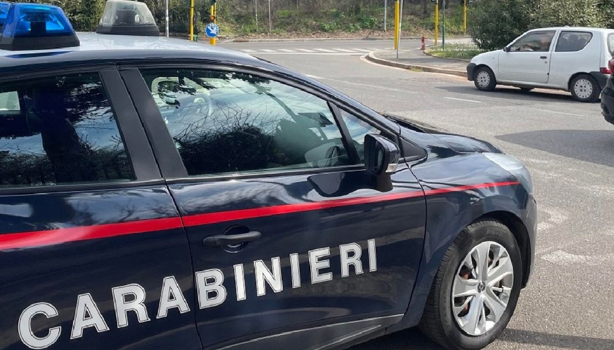 Uomo di 60 anni arrestato per violenza sessuale su minori sul lungomare di Trani: salvato dal linciaggio