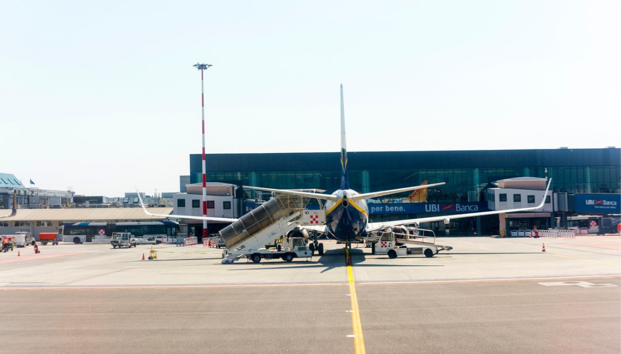 Ruota di un aereo Ryanair scoppia all