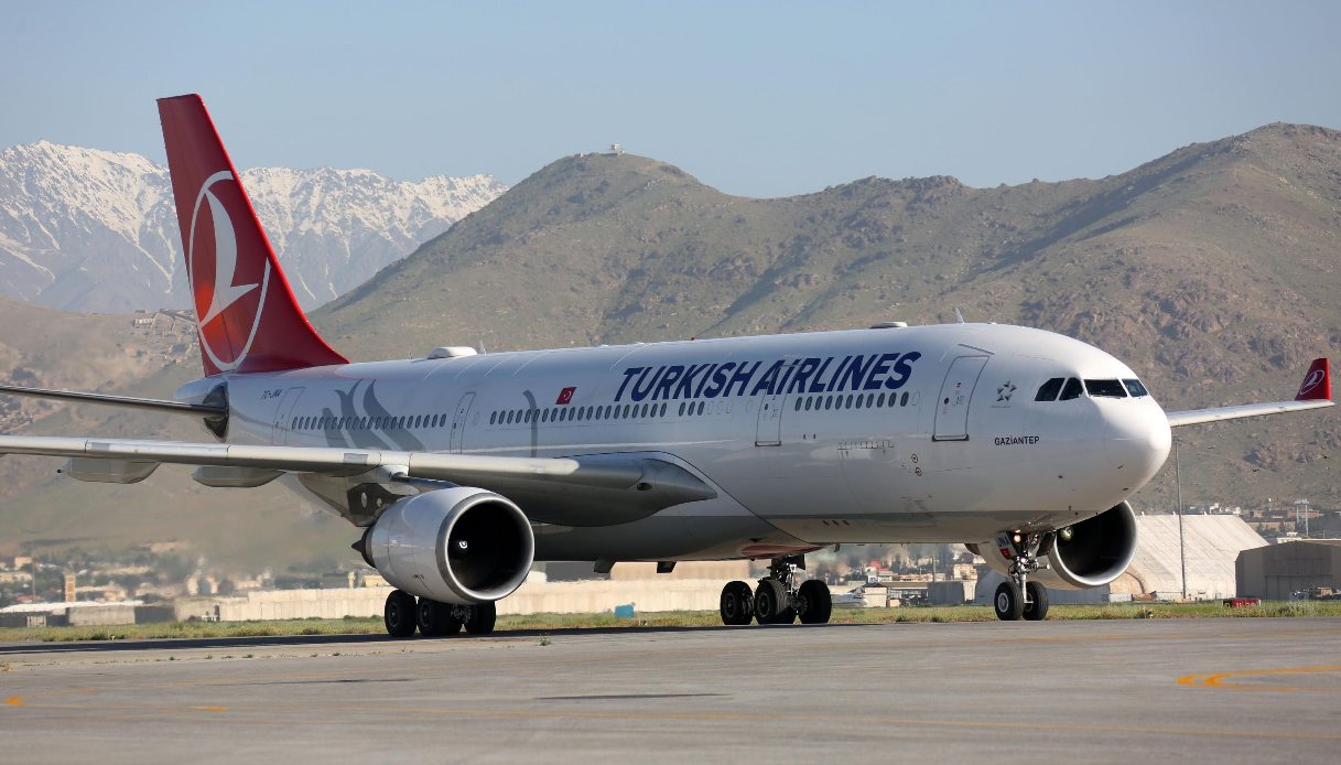 https://wips.plug.it/cips/notizie.virgilio.it/cms/2024/10/atterraggio-pilota-turkish-airlines.jpg