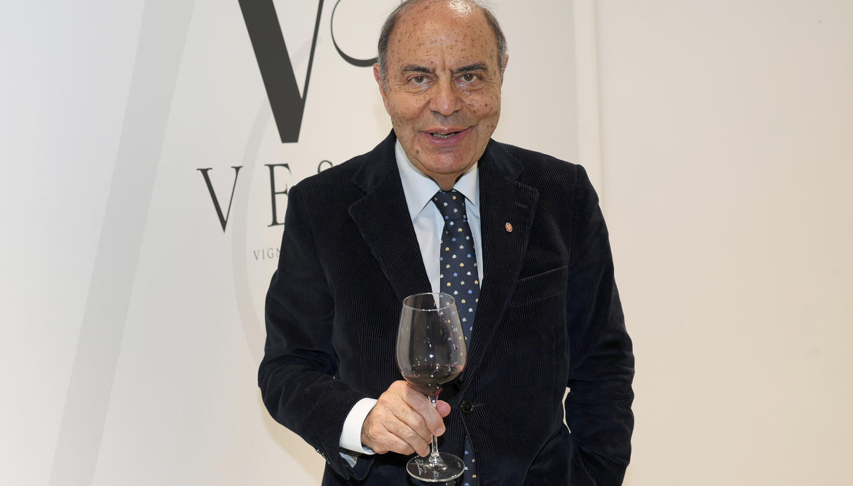 https://wips.plug.it/cips/notizie.virgilio.it/cms/2024/10/bruno-vespa-vino.jpg