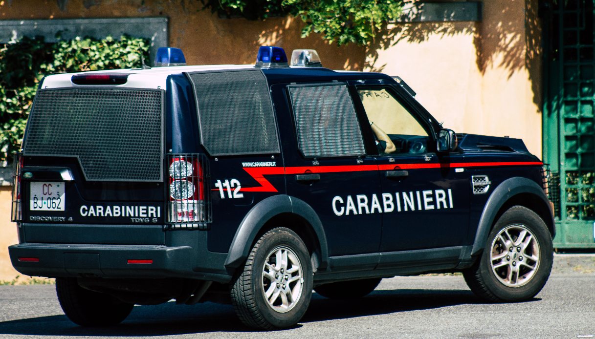 Scappa dai carabinieri con lo scooter rubato a Roma, si schianta contro il muro: 17enne morto, era senza casco