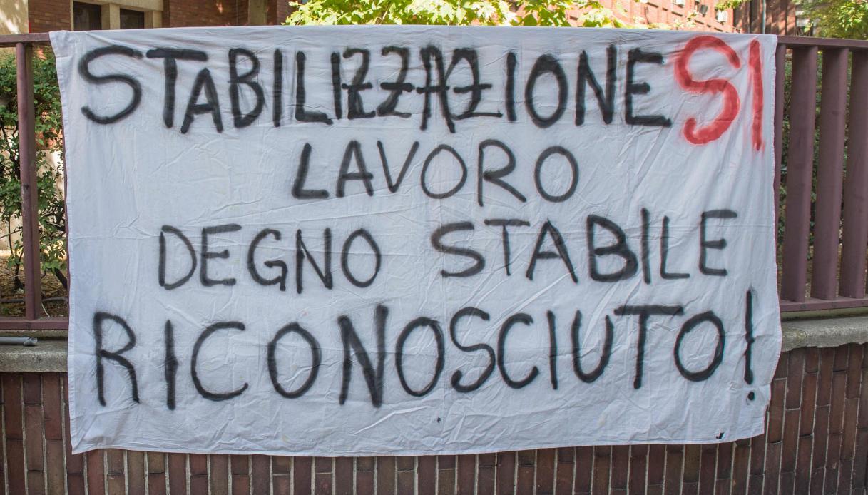 Striscione di docenti precari a Milano