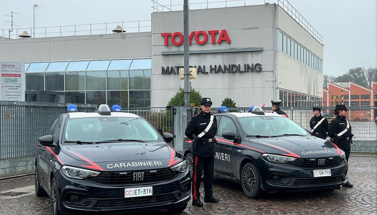 Carabinieri di fronte Toyota