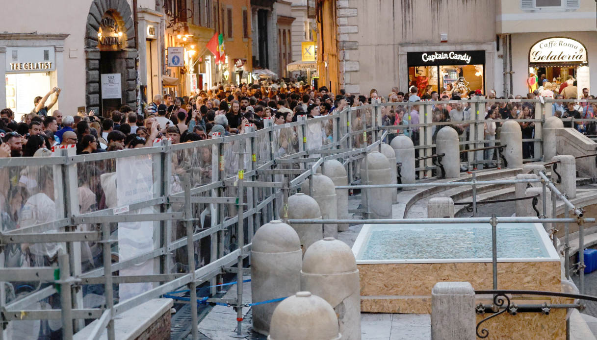 La vasca posta davanti alla Fontana di Trevi