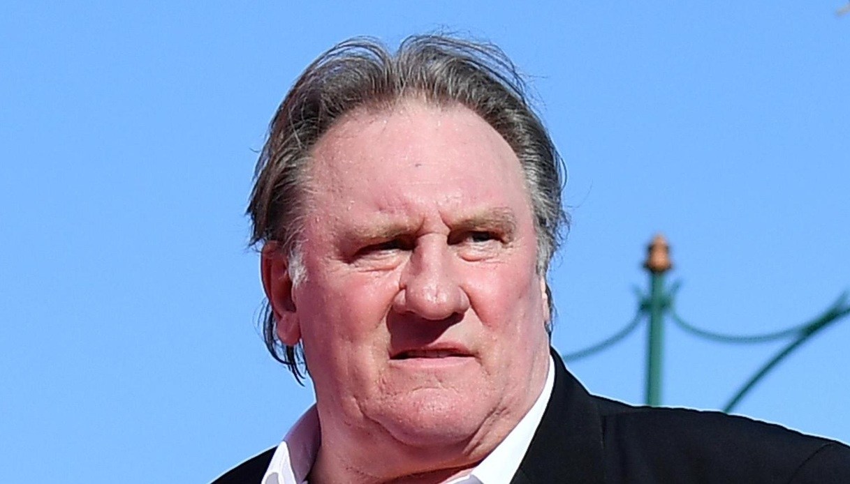 Gérard Depardieu sfondo azzurro