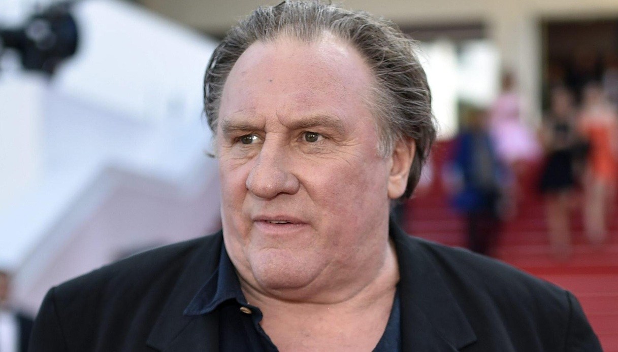 Gérard Depardieu accusato di violenza sessuale non va in aula "per motivi di salute": processo rinviato