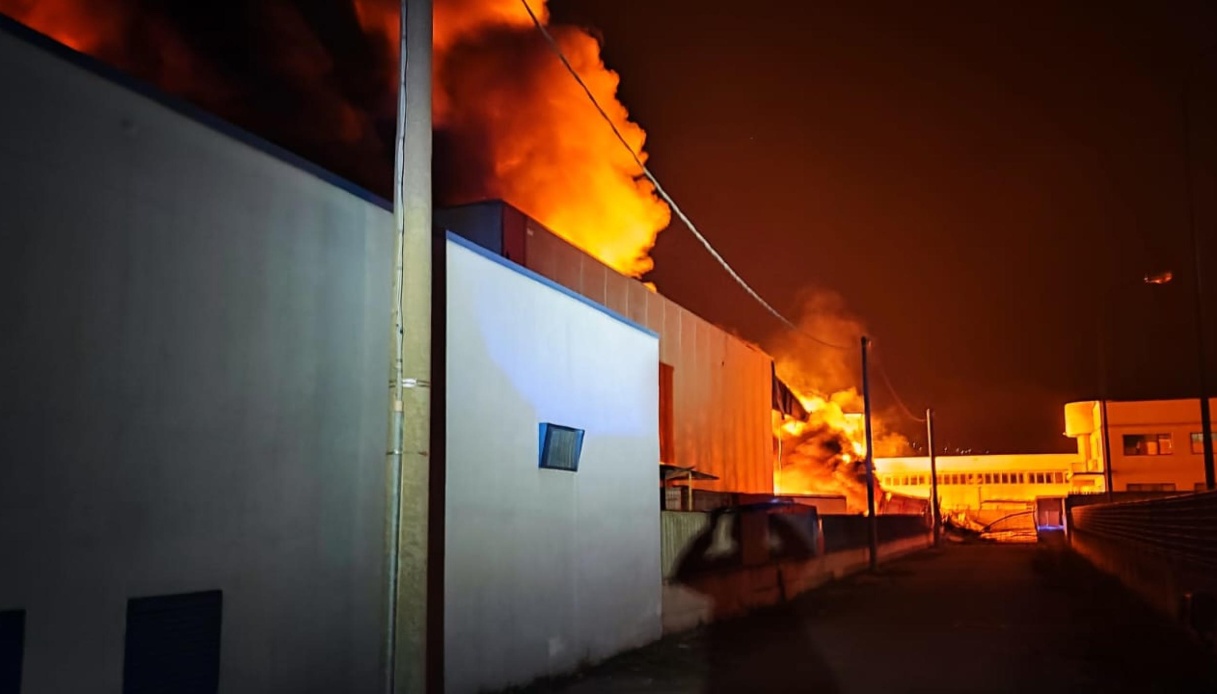 Incendio a Chieti Scalo, azienda in fiamme: fumo nero e rischio tossico, il sindaco chiude scuole e università