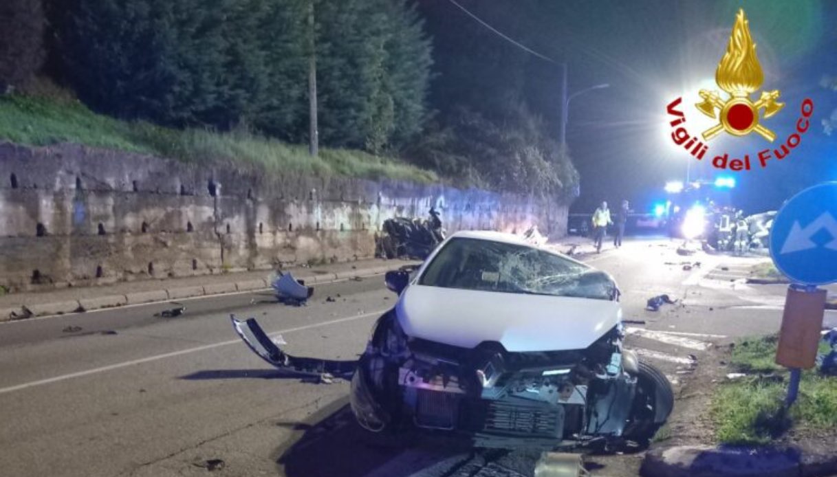 Violento incidente a Tradate tra due auto, morto 18enne e tre feriti nello scontro all