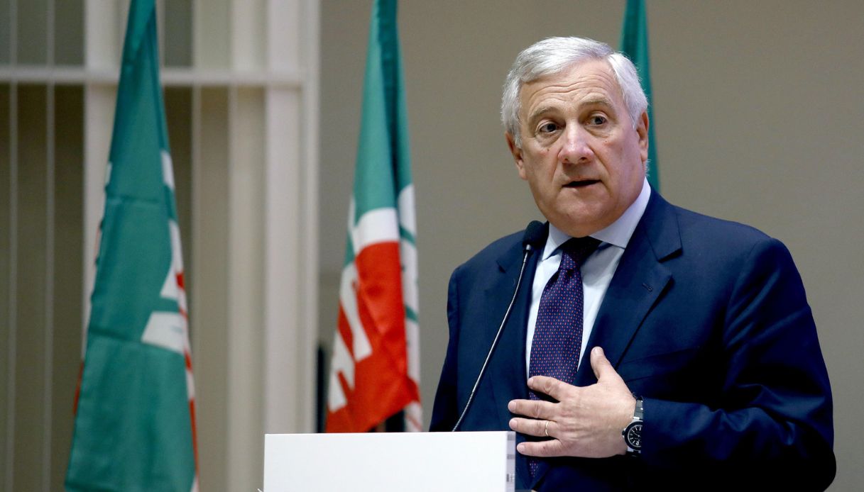 https://wips.plug.it/cips/notizie.virgilio.it/cms/2024/10/la-lega-a-pontida-contro-tajani-sulla-cittadinanza.jpg