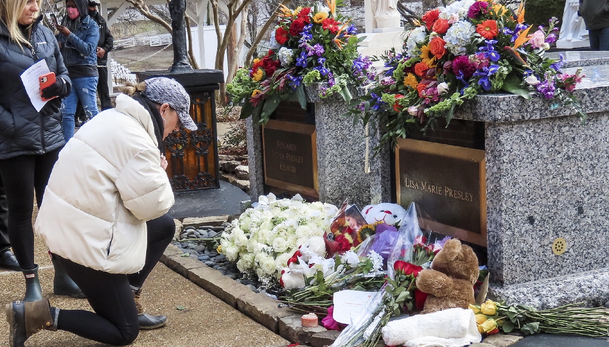 Lisa Marie Presley e il corpo del figlio morto in casa per due mesi, la rivelazione nell'autobiografia postuma