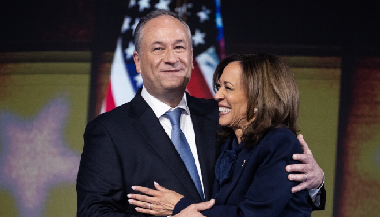 https://wips.plug.it/cips/notizie.virgilio.it/cms/2024/10/marito-kamala-harris-doug-emhoff.jpg