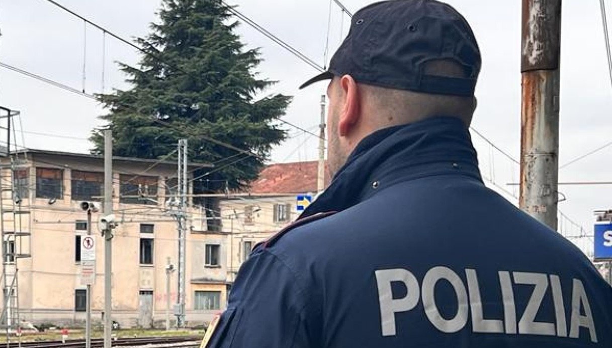 Accoltellato in stazione a Melegnano vicino Milano, 22enne grave: aggredito da due giovani poi fuggiti