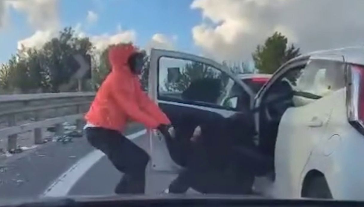 Tentata rapina a San Giuseppe Vesuviano vicino Napoli, la donna oppone resistenza: il video e la denuncia