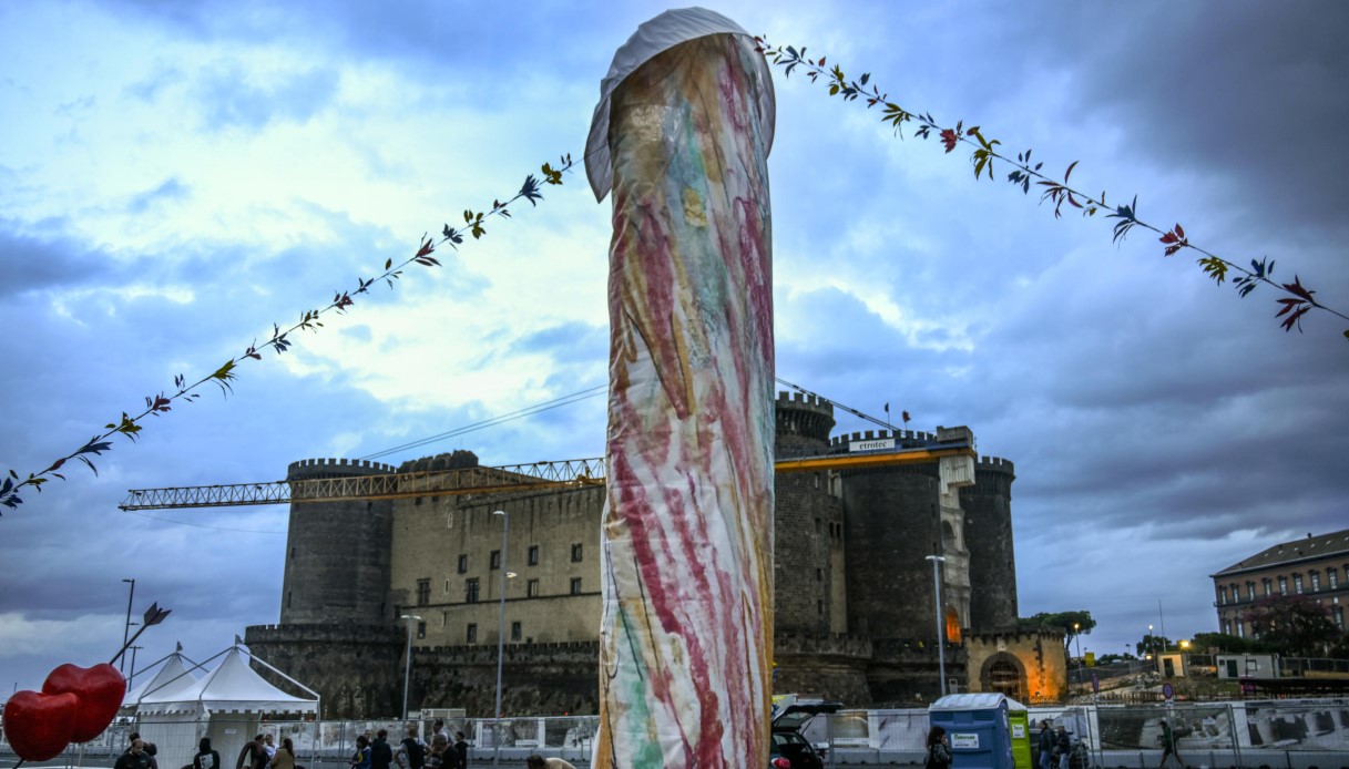 https://wips.plug.it/cips/notizie.virgilio.it/cms/2024/10/piazza-municipio-napoli-pulcinella-gaetano-pesce.jpg