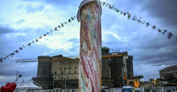 piazza-municipio-napoli-pulcinella-gaetano-pesce