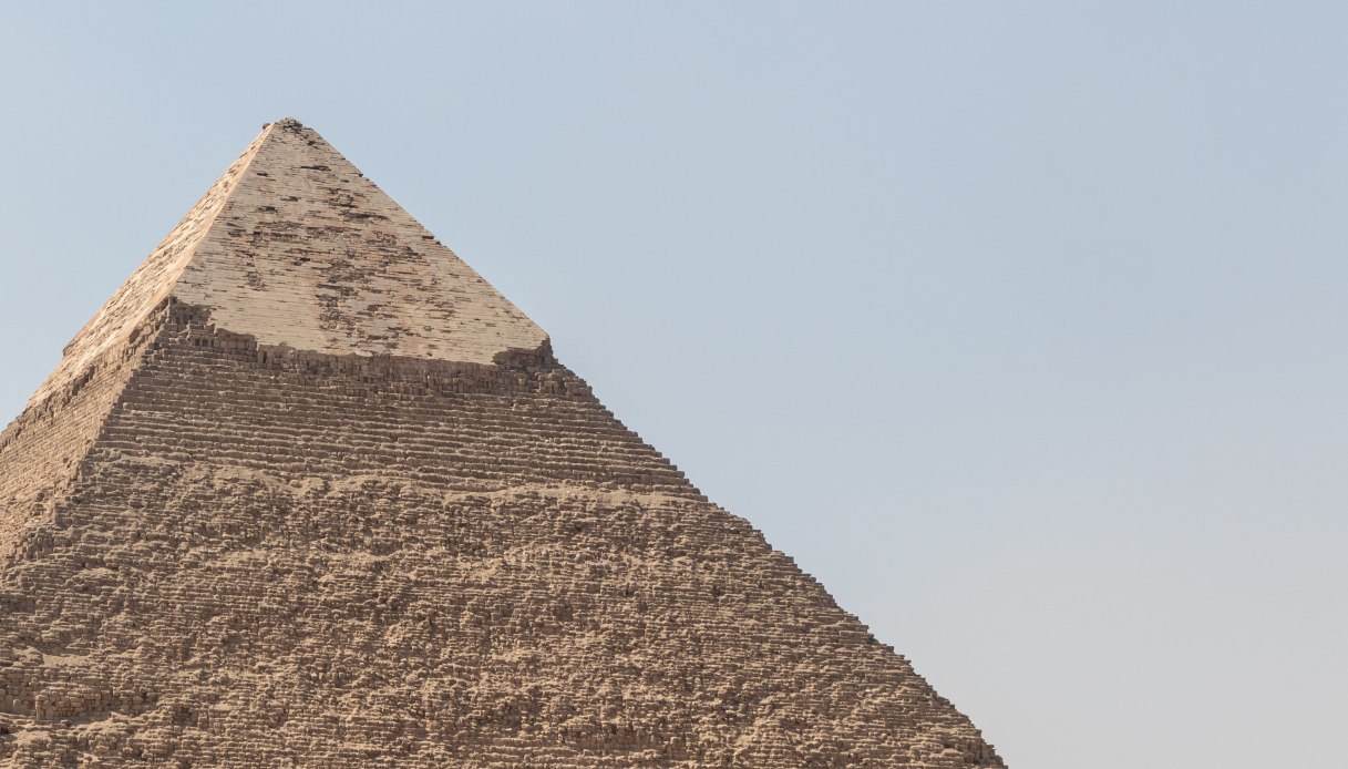 Un cane è salito sulla piramide di Chefren a Giza