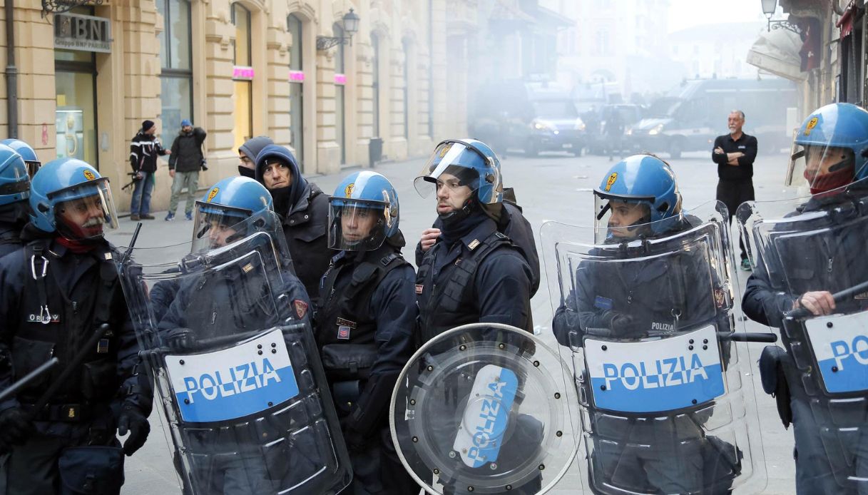 poliziotti pisa studenti manganellati corteo pro palestina