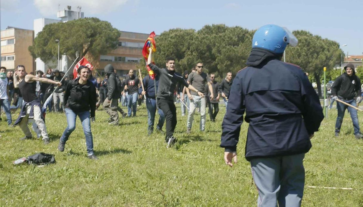 Studenti manganellati dai poliziotti a Pisa nel corteo pro Palestina, agenti indagati per l