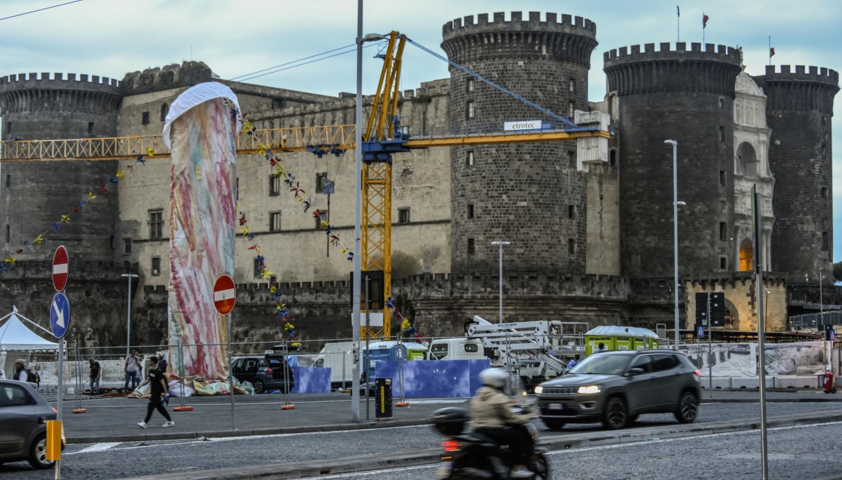 Pulcinella di Gaetano Pesce in piazza Municipio a Napoli