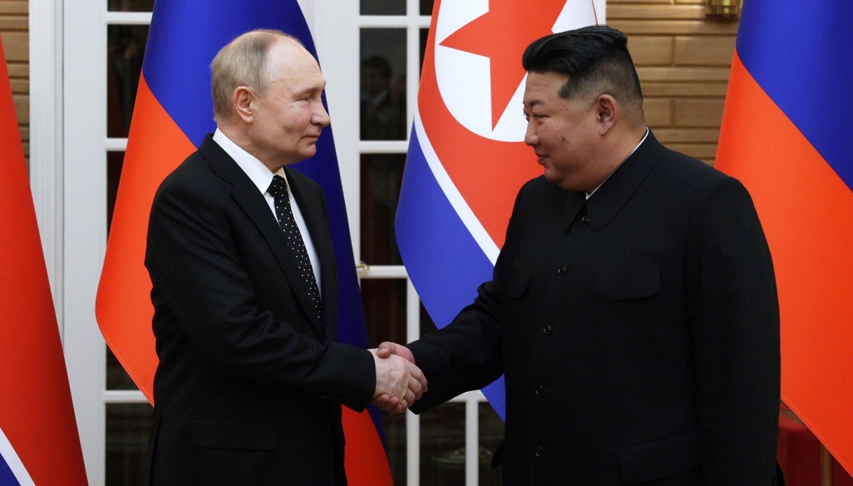 Kim Jong Un Putin foto stretta di mano