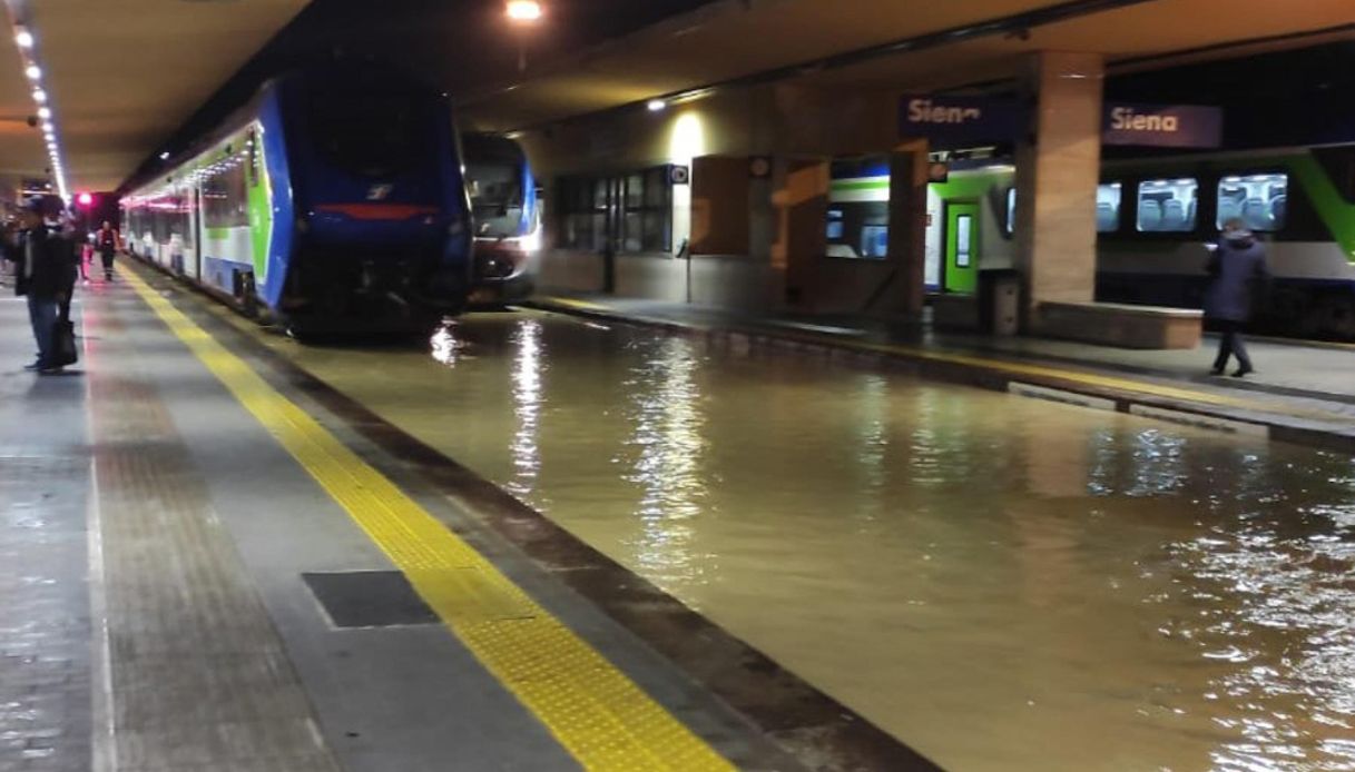 stazione Siena allagata scuole chiuse