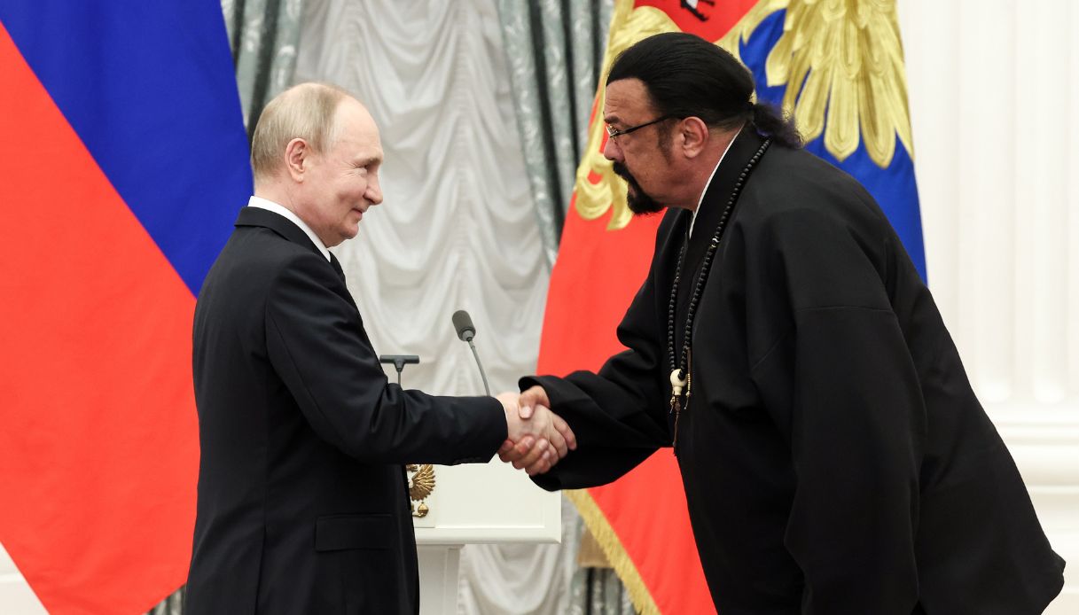 Steven Seagal fedele a Putin potrebbe andare in guerra in Ucraina