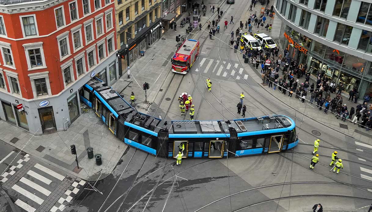 https://wips.plug.it/cips/notizie.virgilio.it/cms/2024/10/tram-oslo-norvegia-negozio-feriti-deragliato.jpg