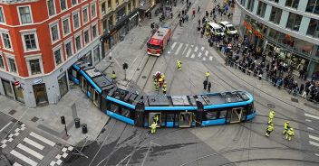 tram-oslo-norvegia-negozio-feriti-deragliato