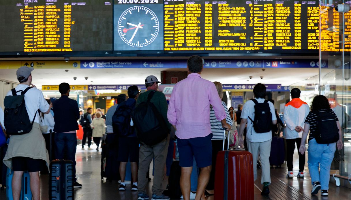 Treni in ritardo o cancellati per un guasto a Roma, bloccata la stazione di Termini: circolazione in tilt