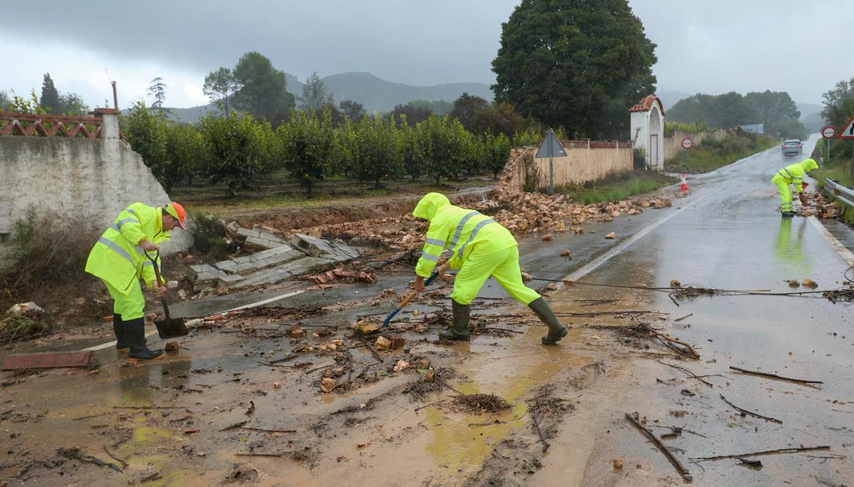 Soccorritori in Spagna, a Valencia, dopo le alluvioni