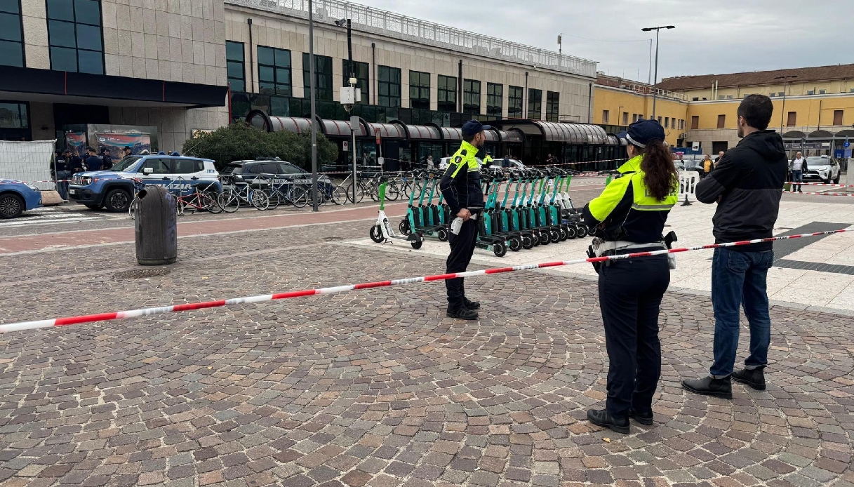 Aggredisce agenti in stazione a Verona col coltello e viene ucciso, indagini sull'omicidio a Porta Nuova