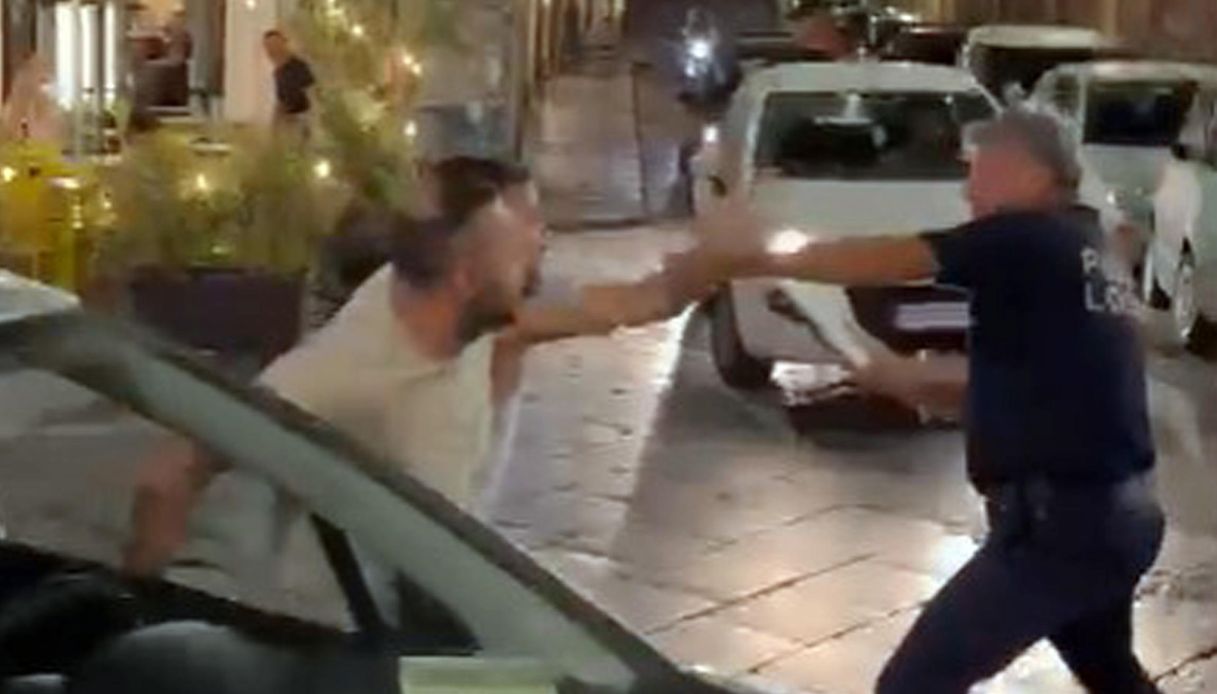 Vigili urbani aggrediti a Catania mentre multano auto, due fratelli arrestati: il video delle violenze