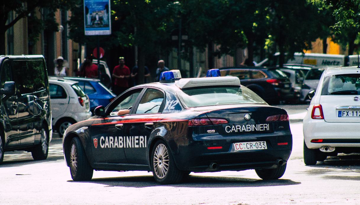 Violenza sessuale di gruppo a Lecce, 12enne attirata in un luogo buio da un conoscente: indagati tre minori