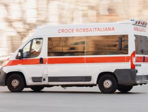 15enne scende dal bus nel Mantovano e viene investita da un'auto: morta studentessa a pochi passi da casa