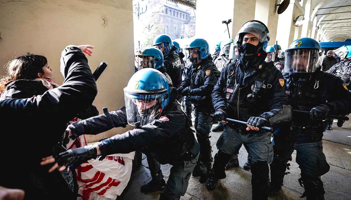 agenti torino feriti scontri