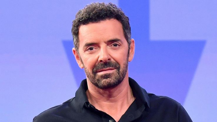 Alberto Matano augura "in bocca al lupo" a un uomo azzannato: gaffe a La vita in diretta