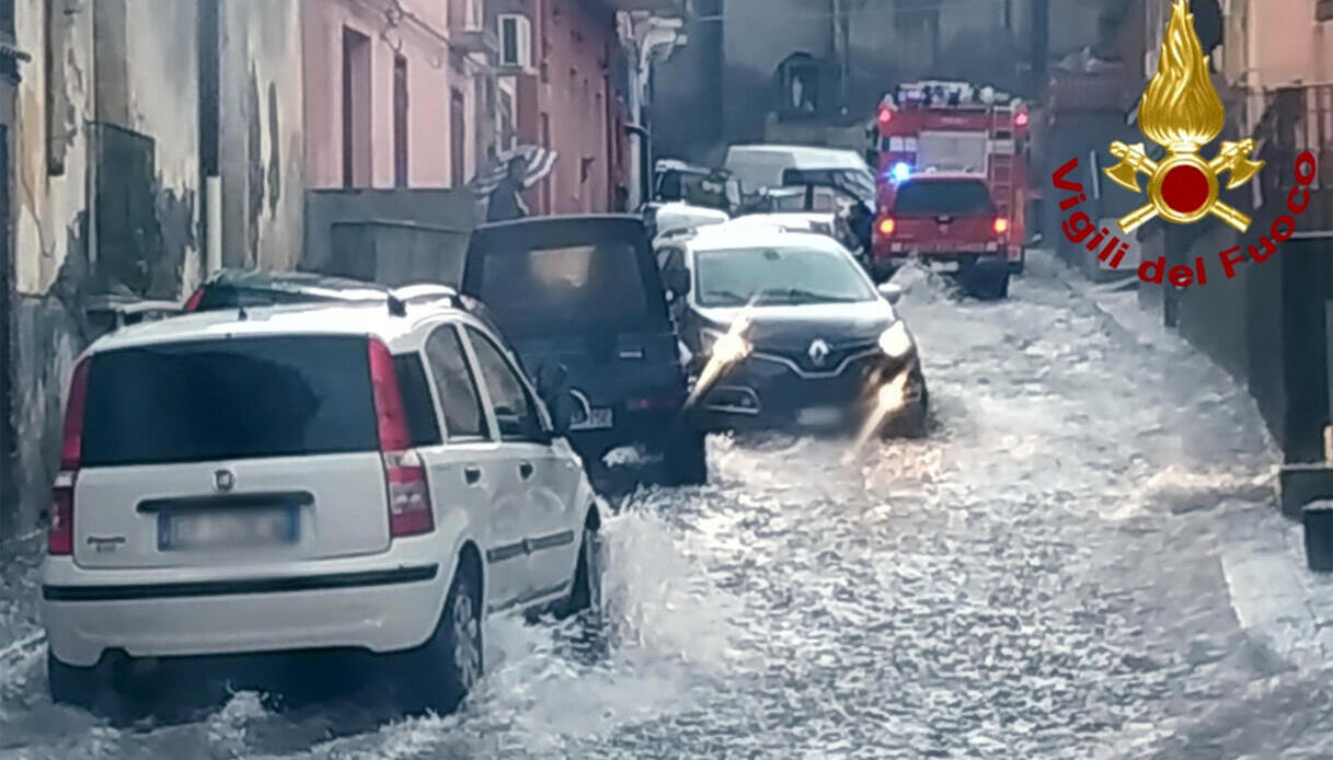 https://wips.plug.it/cips/notizie.virgilio.it/cms/2024/11/allerta-rossa-protezione-civile-sicilia-catania.jpg