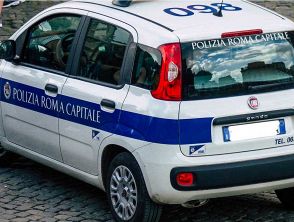 A Roma 25enne salta sul tetto dell'auto dei vigili ferma al semaforo e ferisce due agenti: arrestato