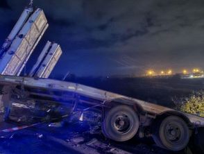 Camion invade la corsia a Gricignano e si schianta contro un'auto: un morto e due feriti nell'incidente