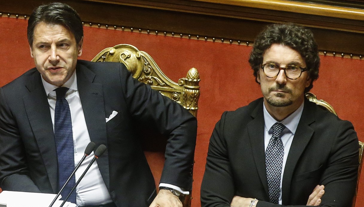 https://wips.plug.it/cips/notizie.virgilio.it/cms/2024/11/danilo-toninelli-beppe-grillo-simbolo-m5s.jpg