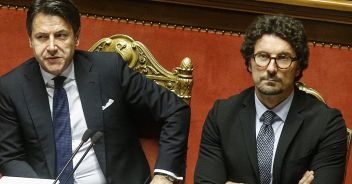 danilo-toninelli-beppe-grillo-simbolo-m5s