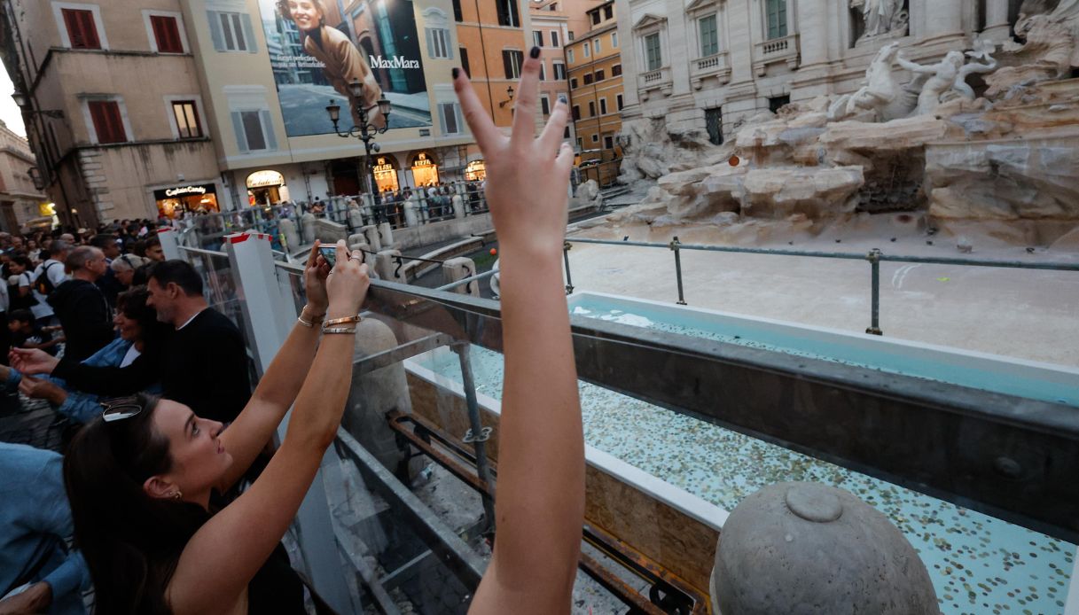 https://wips.plug.it/cips/notizie.virgilio.it/cms/2024/11/fontana-di-trevi-piscina-critiche.jpg