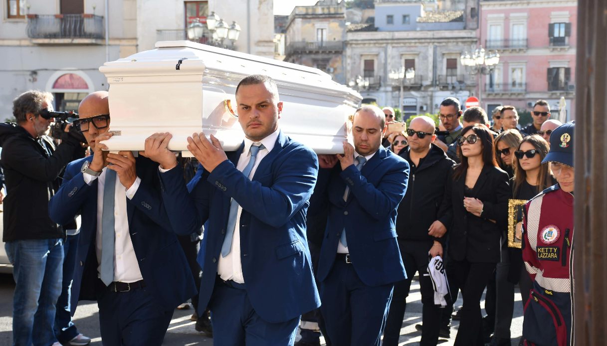 Funerali Margaret Spada morta dopo la rinoplastica: le lacrime dei genitori e le parole della sorella Manuela