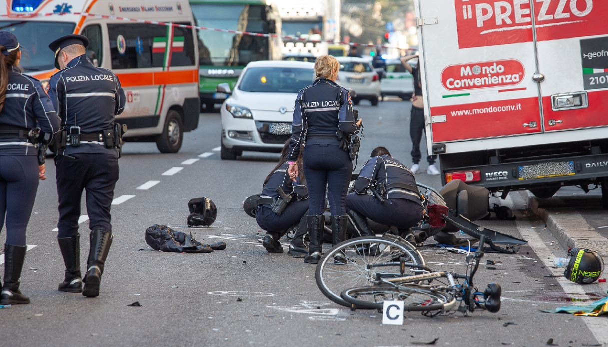 Incidente in zona Affori a Milano tra auto, moto e bici: muore un 20enne, due feriti nello schianto